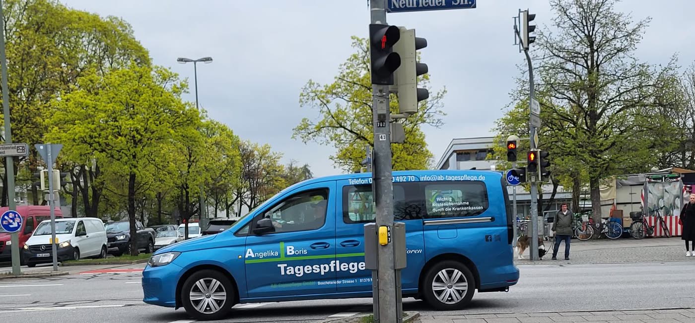 Der Kleinbus der Tagespflege an einer Münchner Kreuzung