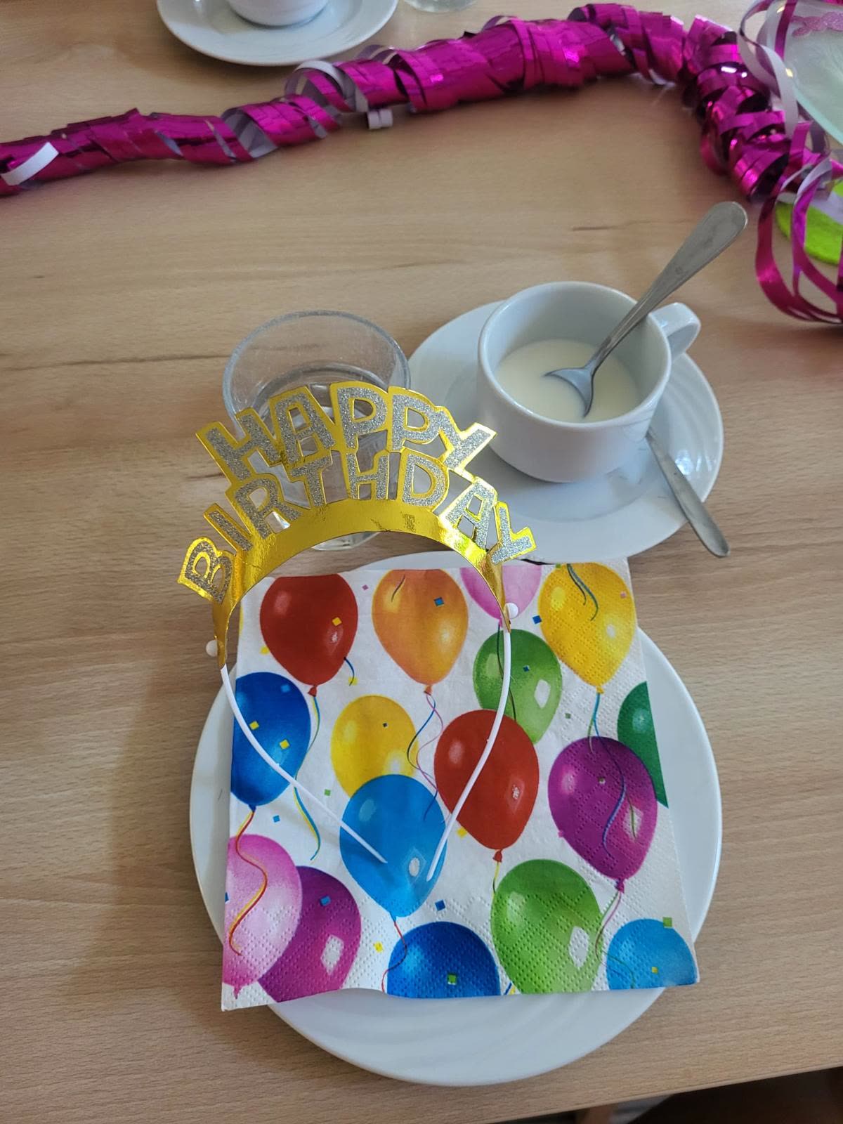 Gedeck mit Ballonserviette und goldener Geburtstagskrone
