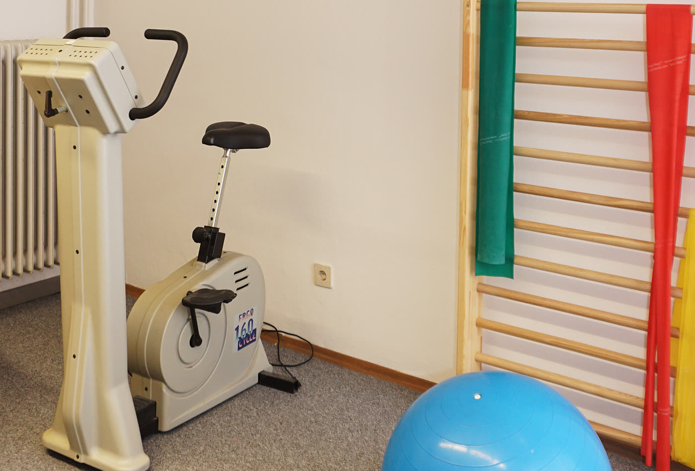 Gym im Untergeschoss mit Ergometer, Sprossenwand und Gymnastikball